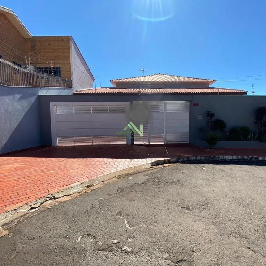 Sobrado à venda com 3 quartos, 680m² - Foto 1